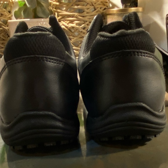 NIB Safe T Step Sneakers, Black, size 8 Wide. Designed for Slip Proof Security. - Picture 4 of 11